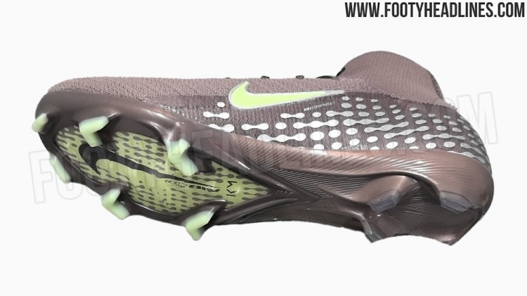 8868亚洲平台-280欧!姆巴佩最新签名战靴谍照:金属银+梅子日食配色,印KM标识